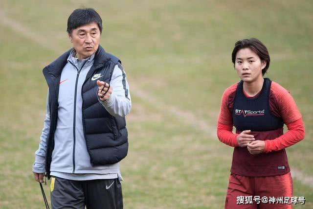 索博斯洛伊回应队长袖标争议，强调队内团结与信任